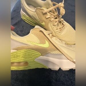 BRAND NEW- NIKE AIRMAX sneakers, size 9, worn once.